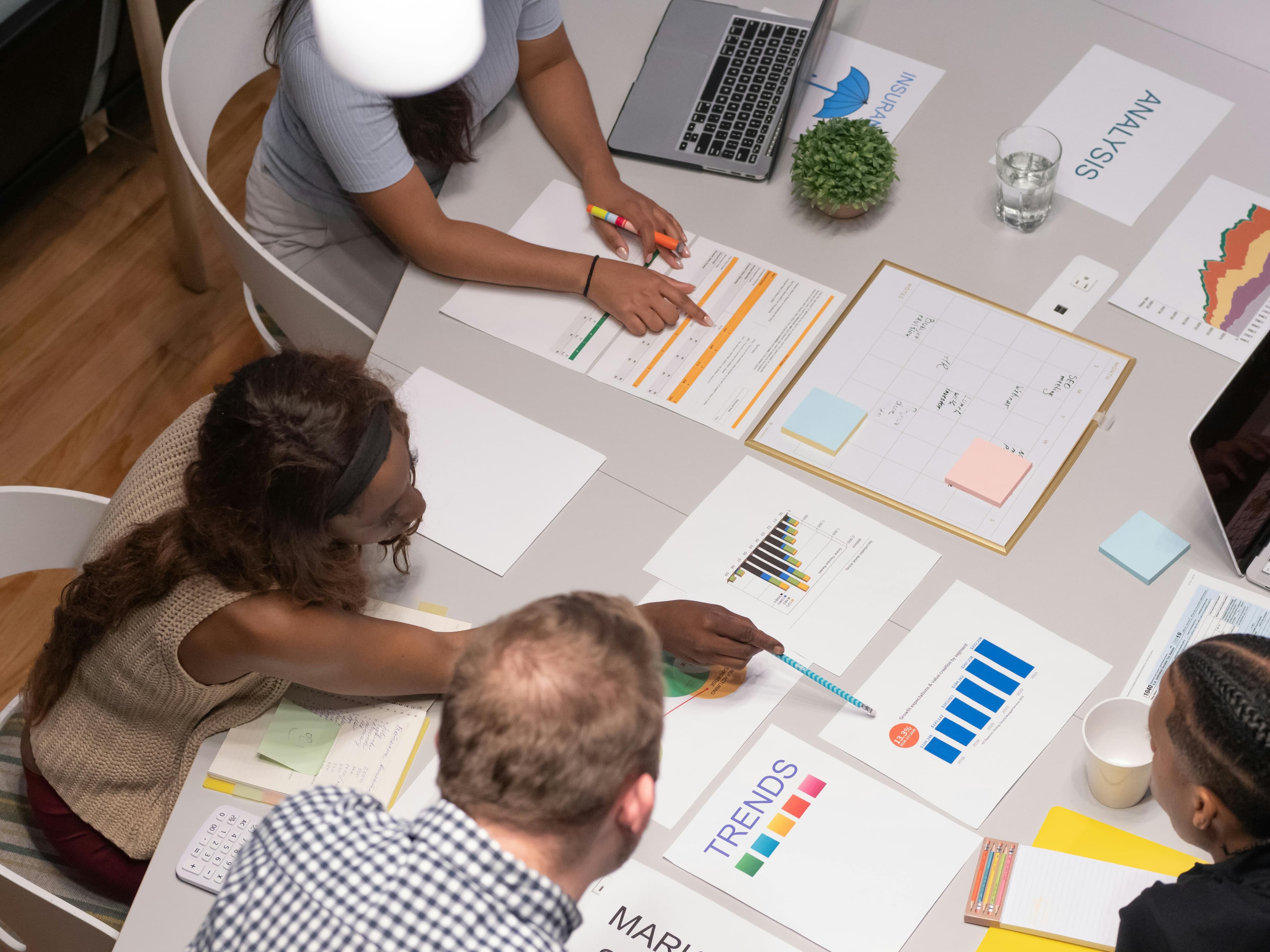 Illustration de personnes en contexte professionnel pour l'offre Diagnostic