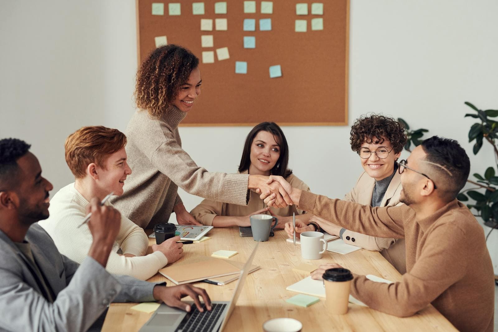 Équipe en réunion de travail sur un projet data et IA